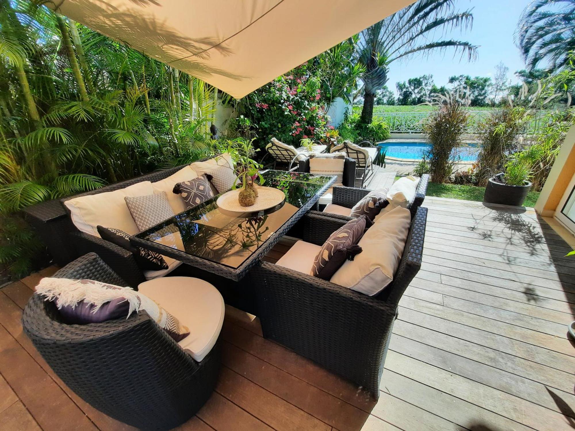 Jolie Maisonnette, Piscine, Jacuzzi Sainte-Suzanne Exterior foto